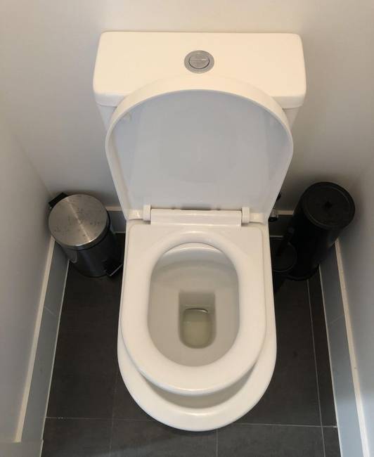 „Béreltem egy házat az Airbnb-n. Ez a WC-ülőke fogadott a lakásban."