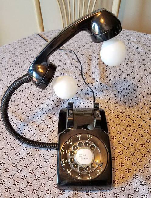 „Ezt a régi telefont asztali lámpává változtattam."