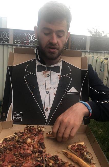 Egy belül szmoking-képpel ellátott pizzás doboz, amit direkt úgy terveztek, hogy ne tudd leenni magad miközben eszel.