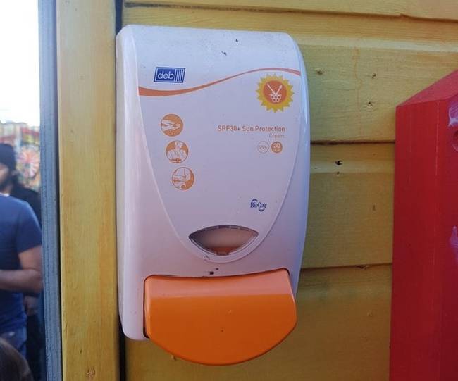 Egy angliai tetőbár, ahol ingyenes naptej-adagolót biztosítanak a vendégek számára.