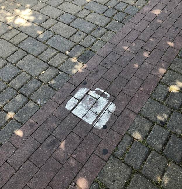 Ezen a sétálóutcán külön "zötyögésmentes" sávot alakítottak ki a bőröndökkel közlekedő turisták számára.