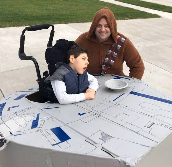 A fia kerekesszékéből ezeréves sólymot csinált halloweenre.