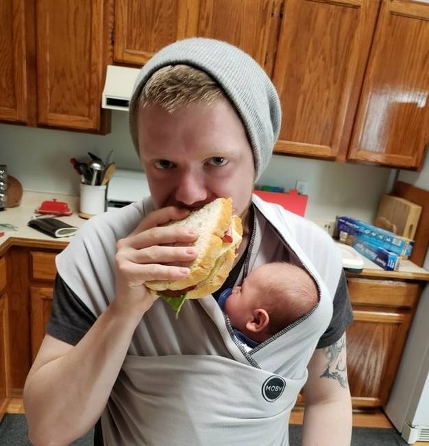 Amikor mindkét kezedre szükséged van az éhséged enyhítésére.