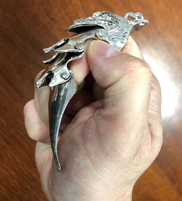 Így vagy úgy, de ez is fegyvernek számít, ezért a biztonsági szolgálat munkatársai inkább elrakták maguknak.