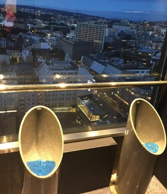 Piszoár kilátással Oslo szívében, a 21. emeleten.