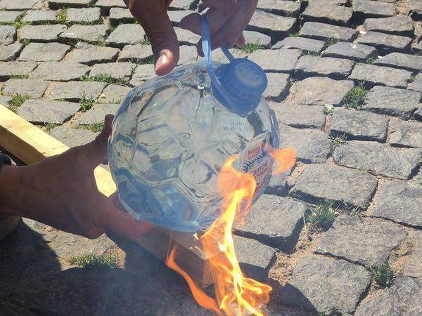 A focilabda alakú ásványvizes palack nagyítóként erősíti fel a napfényt, amivel aztán így akár tüzet is lehet gyújtani.