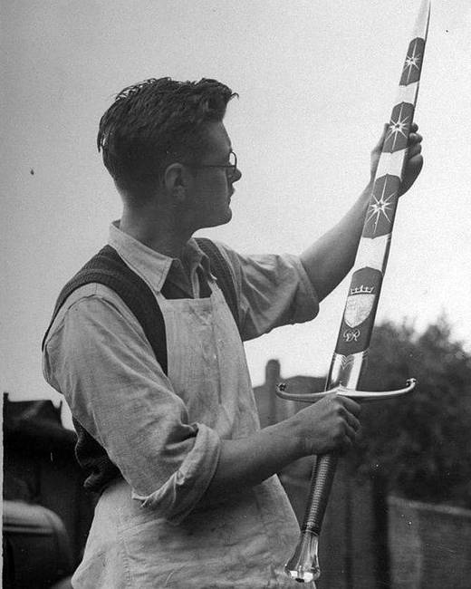 Sztálingrád kardja: VI. György brit király parancsára készült 1943-ban, a szovjet nép sztálingrádi csatában elért győzelmének tiszteletére.