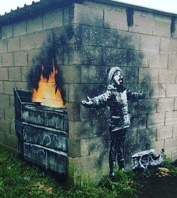 A művész Banksy egyik munkája. Úgy tűnik, hogy a fiú a hópelyhekkel játszik, míg meg nem látod a másik oldalt, és rá nem jössz, hogy ez hamu.