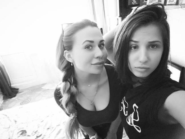 A statisztikák pedig kimutatták, hogy valamilyen oknál fogva mindig a kisebb mellű barátnők a boldogtalanabbak.