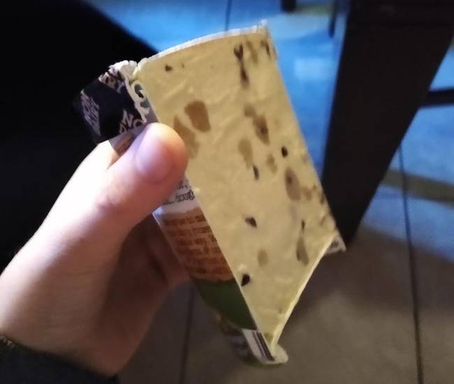 Egy dobozos fagyi, félbevágva.