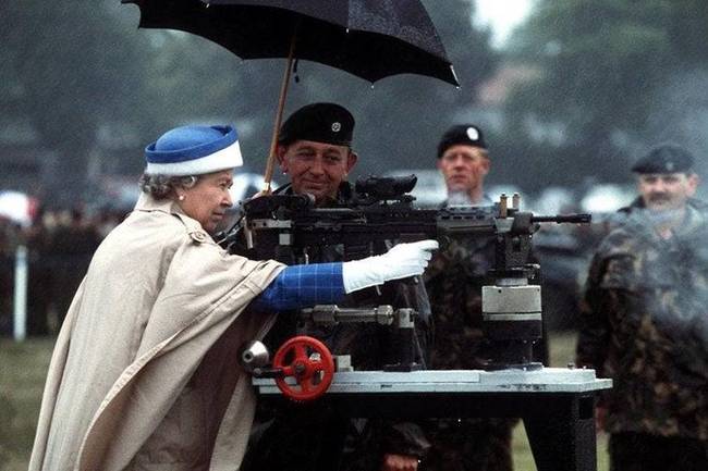 L85 gépkarabéllyal tüzelő II. Erzsébet királynő, 1980-ban.