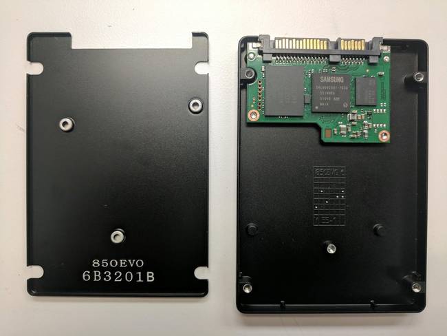 Egy 256 GB-os Samsung SSD belseje.