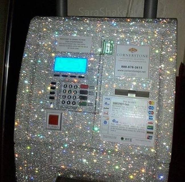 Nyilván egy normál ATM-ből sokkal kínosabb lenne kivenni 1 millió dollárt.
