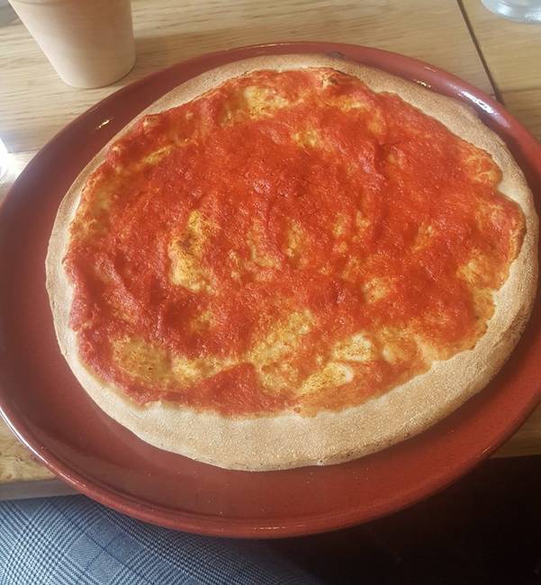 „Egy kétezer forintos vegán pizza, amit a barátom 1 óra várakozás után kapott."