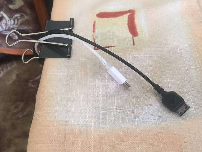 Egy iratcsipesz segítségével könnyedén az asztal széléhez rögzíthetjük a szükséges kábeleinket.
