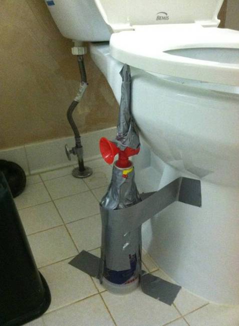 WC ülőke alá ékelt légkürt.