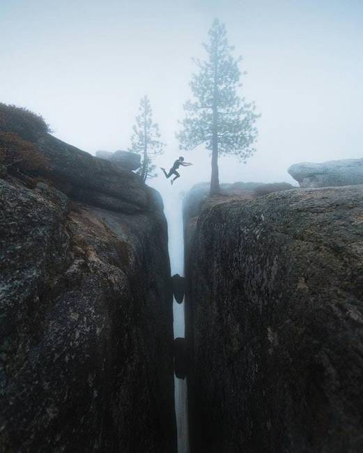 Létfontosságú ugrás a Yosemite Nemzeti Parkban.
