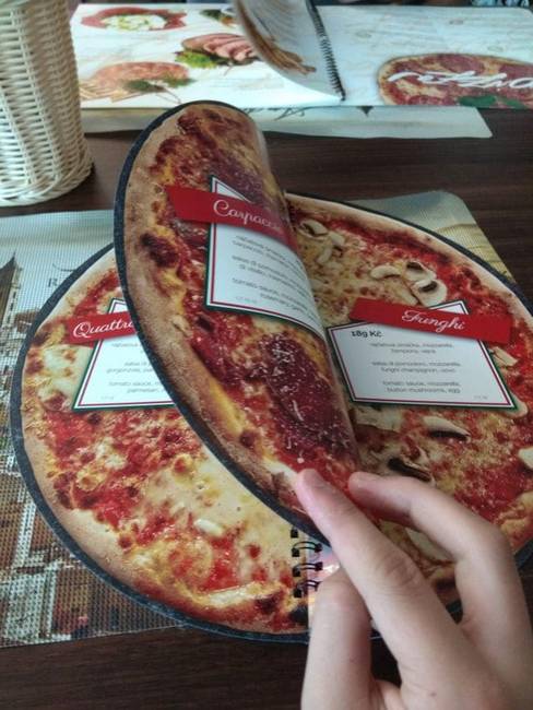 Ennek az olasz étteremnek a menüje pizza formájú, és minden oldalon pontosan látható, hogyan is néz ki az adott pizza.