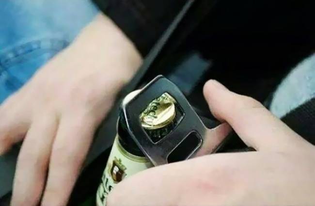 A biztonsági öv fém részével könnyen kinyithatjuk a sörünket vezetés közben.