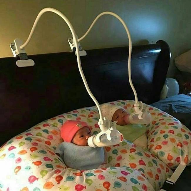 Egy hatékony apa mindig innovatív: két gyermeket etet egyszerre és mégsem foglalt egyik keze sem.
