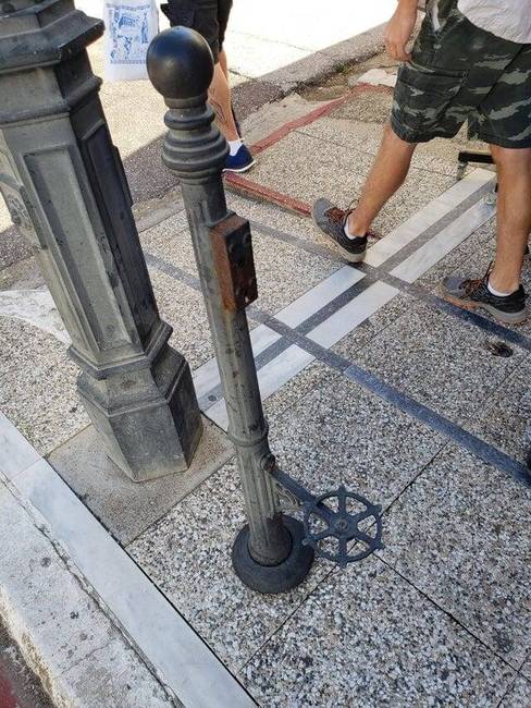 „Mik ezek az oszlopok ennek a görög városnak az utcáin?"