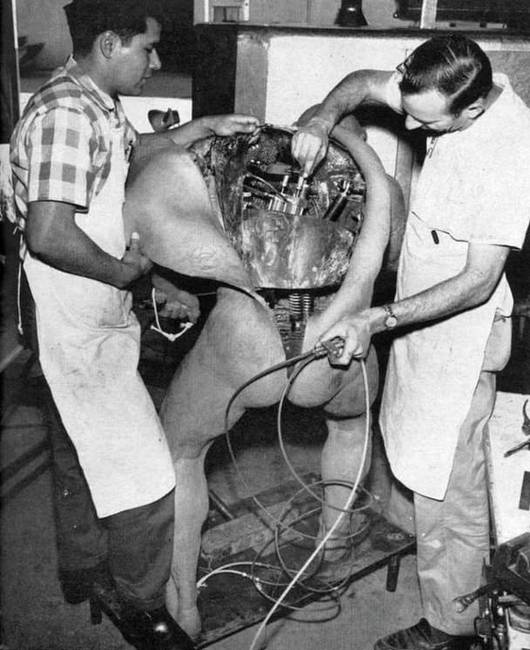 A Disney mérnökei dolgoznak az első animatronikus díszleten, 1964-ben. Ez tulajdonképpen egy ősember bábu volt, ami képes volt mozogni és hangokat kiadni.
