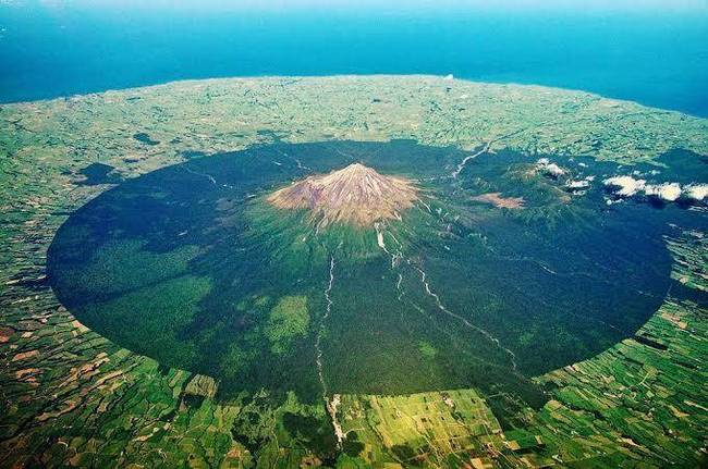 A nemzeti park egyértelmű határai az új-zélandi Taranaki vulkán körül.