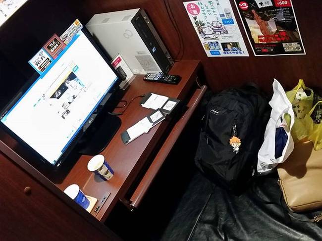Egyes japánok évekig internetkávézókban laknak, mivel ez a legolcsóbb megoldás arra, hogy fedél legyen a fejük fölött.