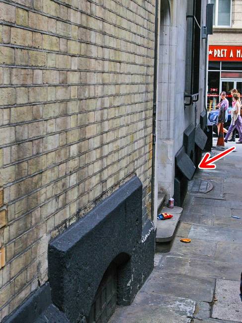 London utcáin sokfelé találkozhatunk ilyenekkel a házakon. Ezek a 19. században lettek kialakítva azért, hogy az utcán sétáló részegek vizeletét elvezesse.