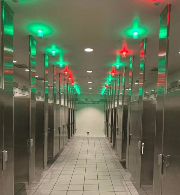 Ebben a repülőtéri mosdóban a vécéfülkék feletti égők mutatják, hogy melyik szabad és melyik nem.