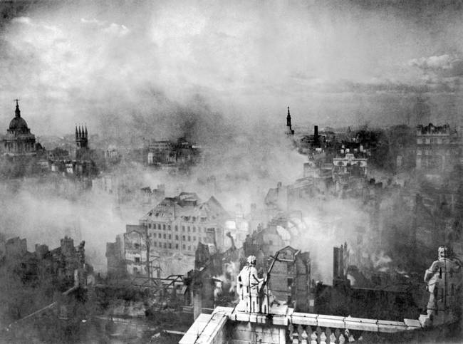A romokban álló London, a német repülőgépek bombázása után 1940. december 29-én.