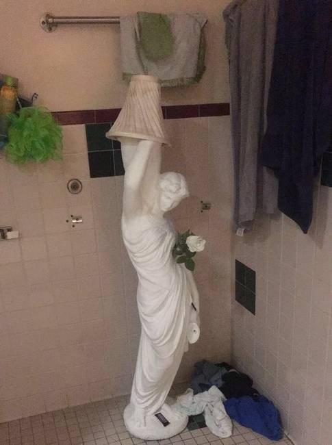 „A barátomnak van egy szobra a fürdőszobájában."