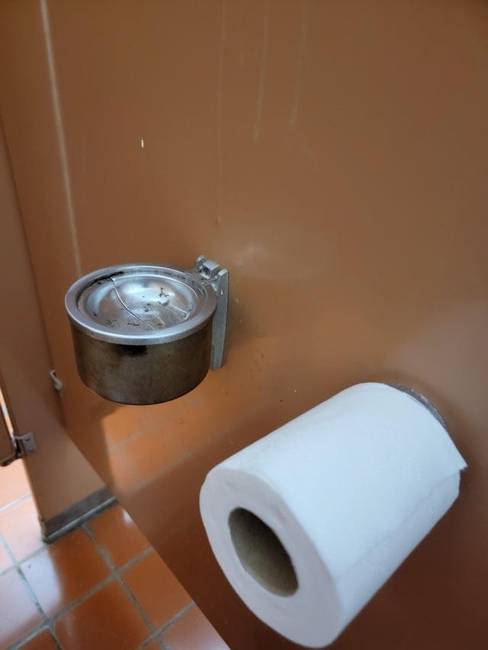 Hamutartó egy nyilvános férfivécében.
