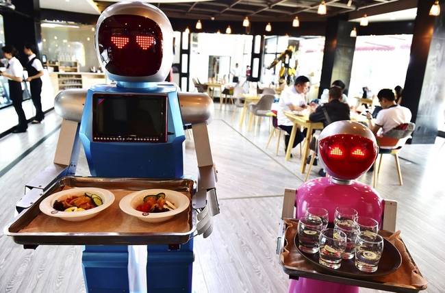 Ennek a szállodának az éttermében pedig robotok szolgálják fel az ételeket és italokat a vendégeknek.