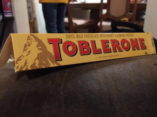 A Toblerone csokoládé címkéjén egy medve látható. Nézd meg közelebbről.