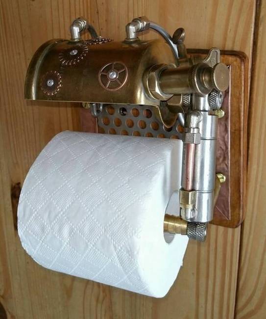 Steampunk-stílusú vécépapírtartó.