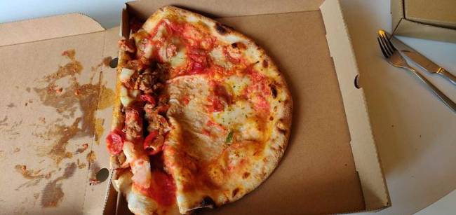 „Így hozta házhoz a pizzámat a futár."