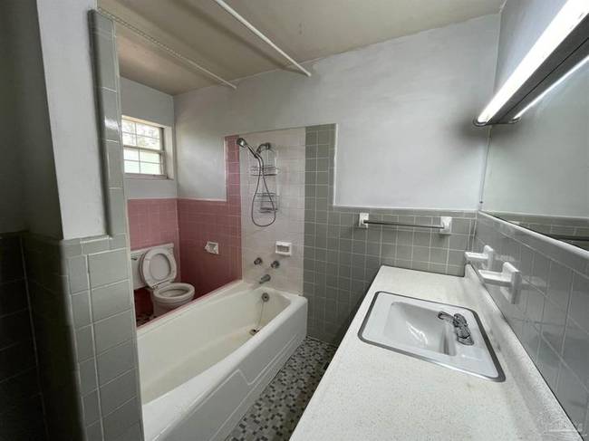 „Ahhoz, hogy a WC-re mehess, először át kell másznod a kádon."