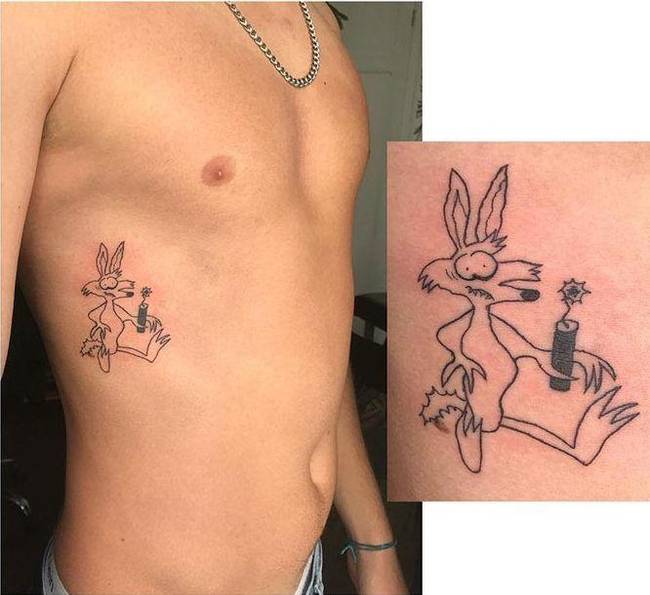 Egy tetoválóművész, aki nem tud rajzolni és ezért szörnyű tetoválásokat készít