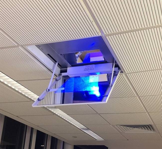 Ebben az iskolában a kivetítő a mennyezetbe van építve és egy speciális, leereszkedő tükör segítségével vetíti a képet a vászonra.