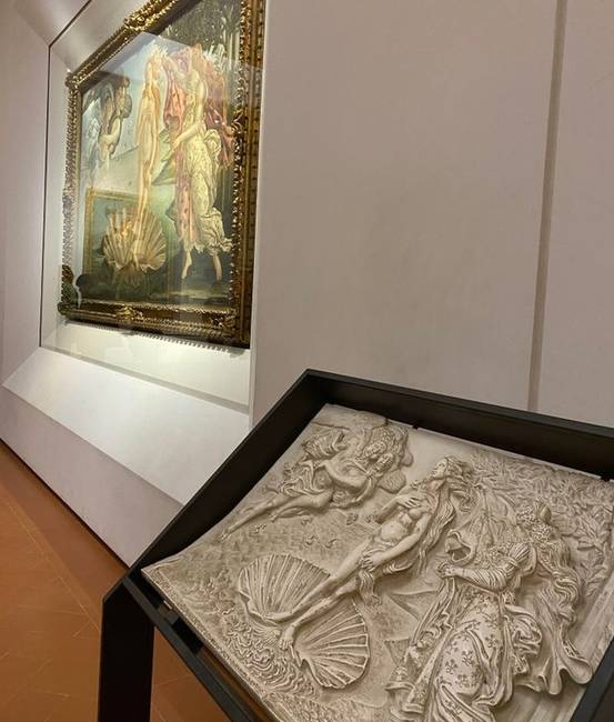 A firenzei Uffizi galériában a vak látogatók a festmények dombornyomott változatán élhetik át a művészetet.