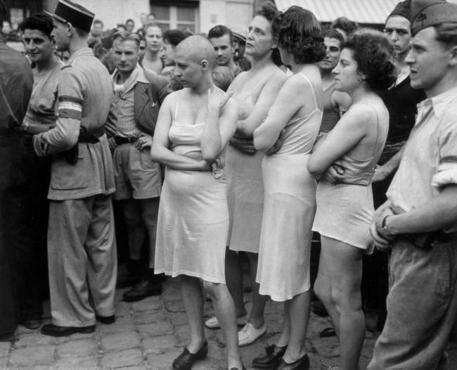 Egy francia nő, akit azzal vádoltak, hogy afférba bonyolódott a német katonákkal, 1944-ben. Az ilyen nők fejét kopaszra borotválták.