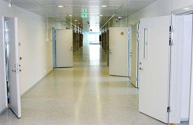 A norvégiai Halden börtön őreit arra ösztönzik, hogy próbáljanak meg minél családiasabb hangulatot kialakítani a fogvatartottakkal, és például közösen sportoljanak és szórakozzanak az erre kijelölt időben. A börtön cellái egyébként 10 négyzetméteresek, és van bennük többek között síkképernyős TV, WC és zuhanyzó valamint bolyhos törülköző is.