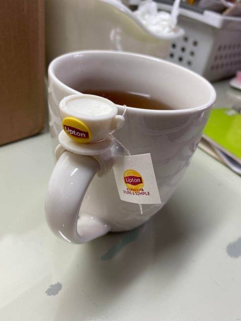 A csomag tea mellé a gyártó egy, a csészék fülére pattintható teazsáktartót is csomagolt.