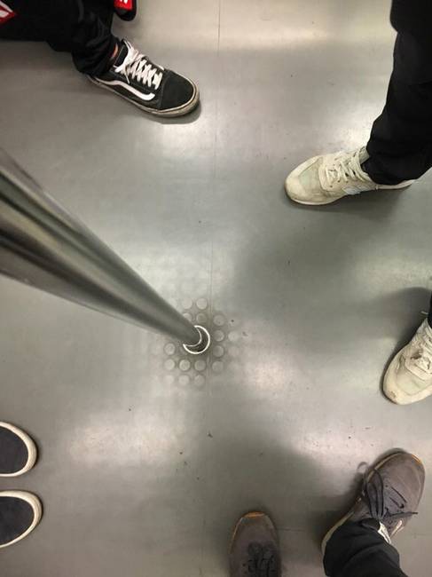 Ebben a metróban a dombornyomott padló teljesen elkopott az utasok cipőjétől.