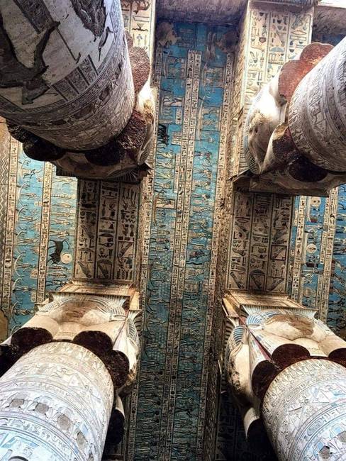 A 2000 éves Hathor templom egyik csarnokának mennyezete Dandarah-ban, Egyiptomban.