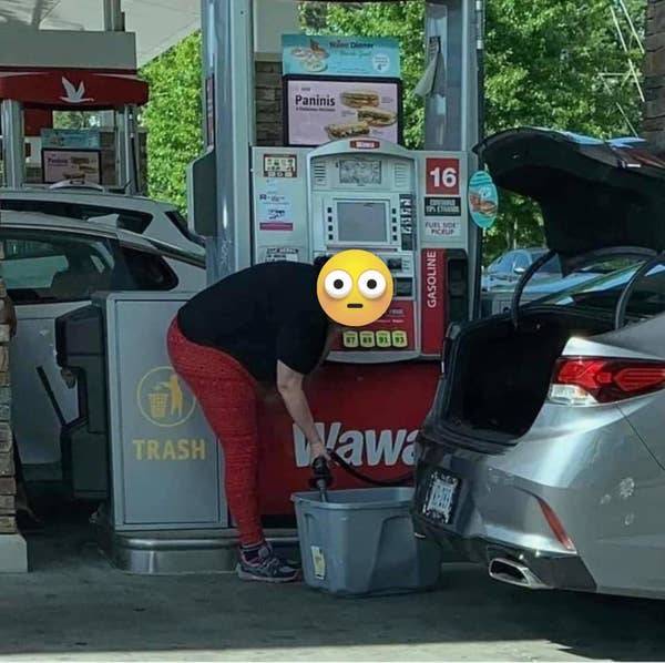 Mások a műanyag dobozok teletöltésével próbáltak meg néhány liter extra üzemanyaghoz jutni.
