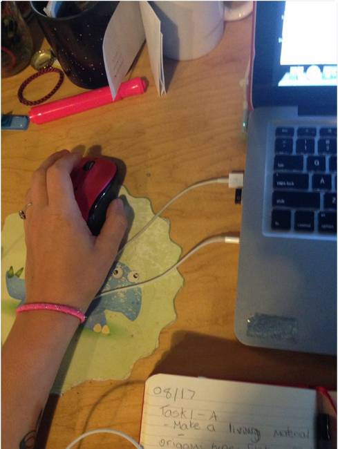 Persze, hogy az USB-portokat bal oldalra pakolják a jobbkezesek miatt.
