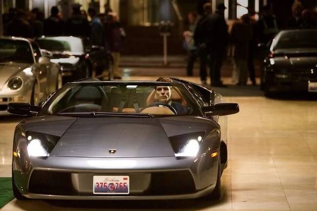 A „A sötét lovag” című filmben Bruce Wayne egy lenyűgöző Lamborghini Murciélago autót vezet. A „murciélago” spanyolul azt jelenti: denevér.