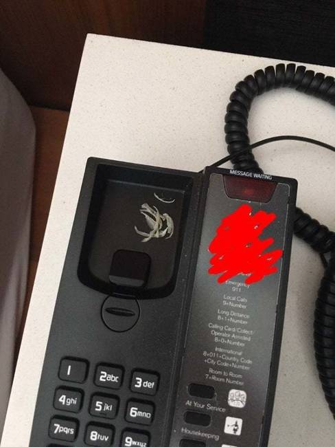 Valaki úgy gondolta, hogy belevágja a körmét a szállodai telefonba.
